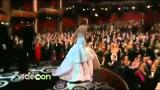 Cade mentre va a ritirare l'Oscar: la gaffe di Jennifer Lawrence
